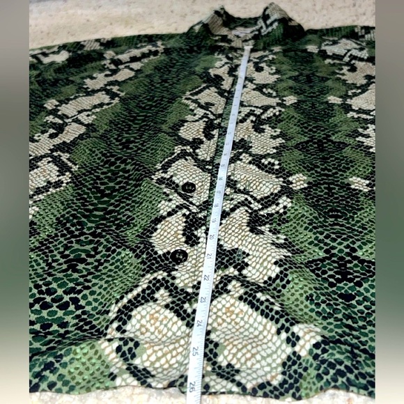 Woven Jim Snake Print Short Sleeve shirt and shorts set! - Picture 5 of 12